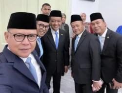 Berdasi Biru, Sekjen Partai Golkar Tiba Di Istana Jelang Reshuffle Kabinet